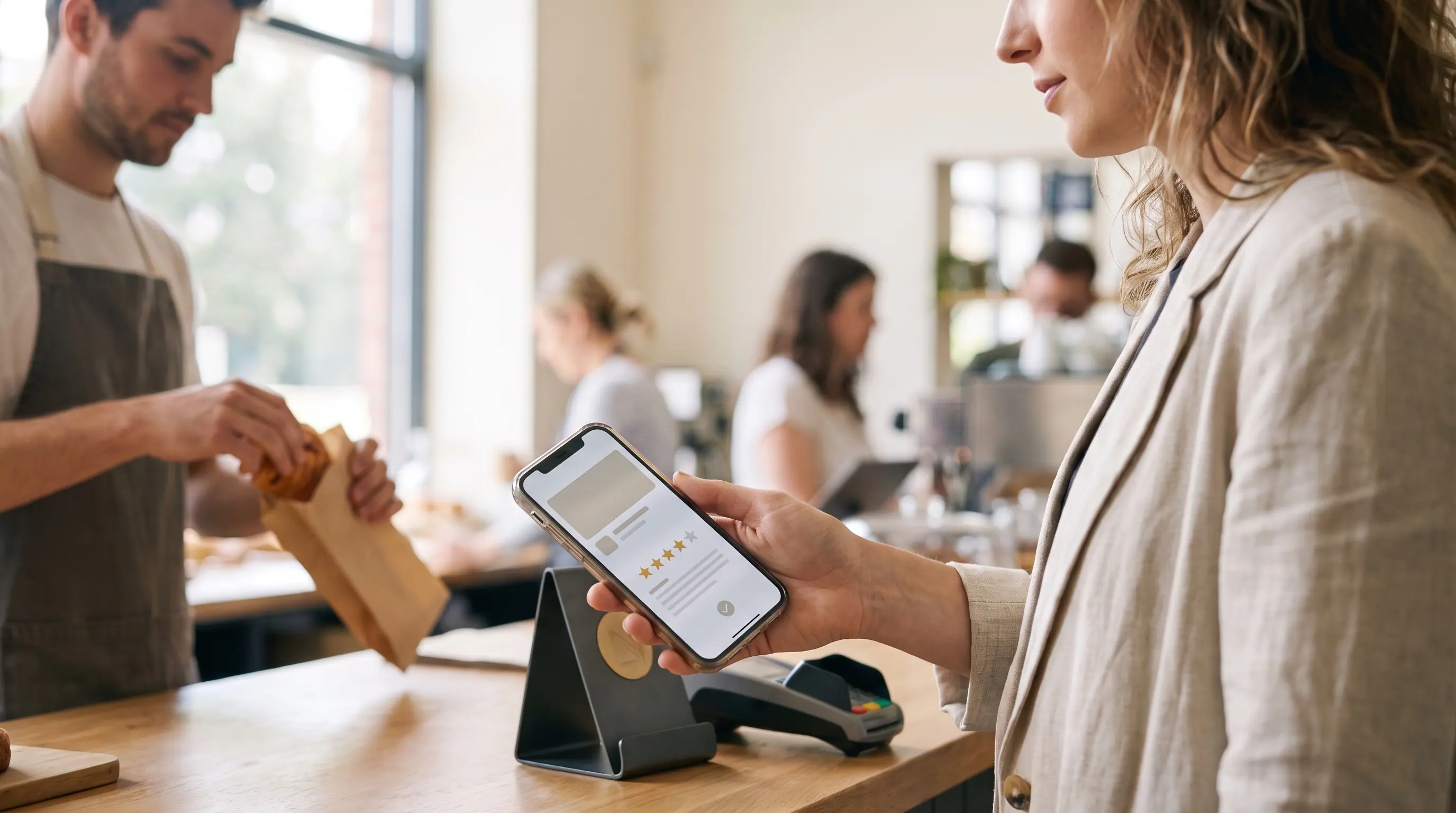 Bewertungsformular mit Sternen auf dem Smartphone-Display der Gästin.