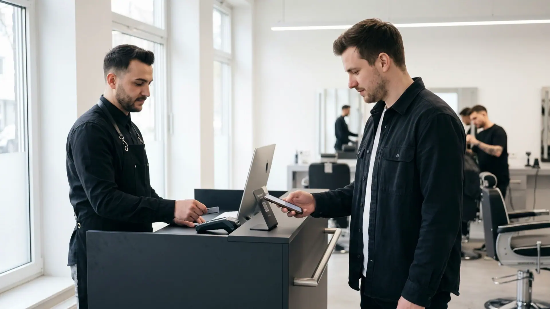 Barbershop-Empfang: Kunde hält sein Smartphone an den NFC-Aufsteller.